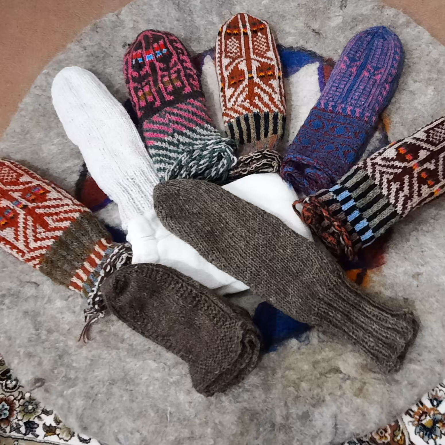 جوراب و پاپوش پشمی طبی طبیعی تولید و عرضه محصولات پشمی طبی و طبیعی