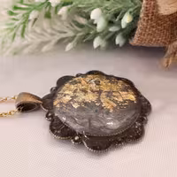 گردنبند  یا آویز ماشین  برنزی با ورق طلا دستساز خانگی قابل سفارش با رنگ دلخواه با زنجیر استیل رنگ ثابت 