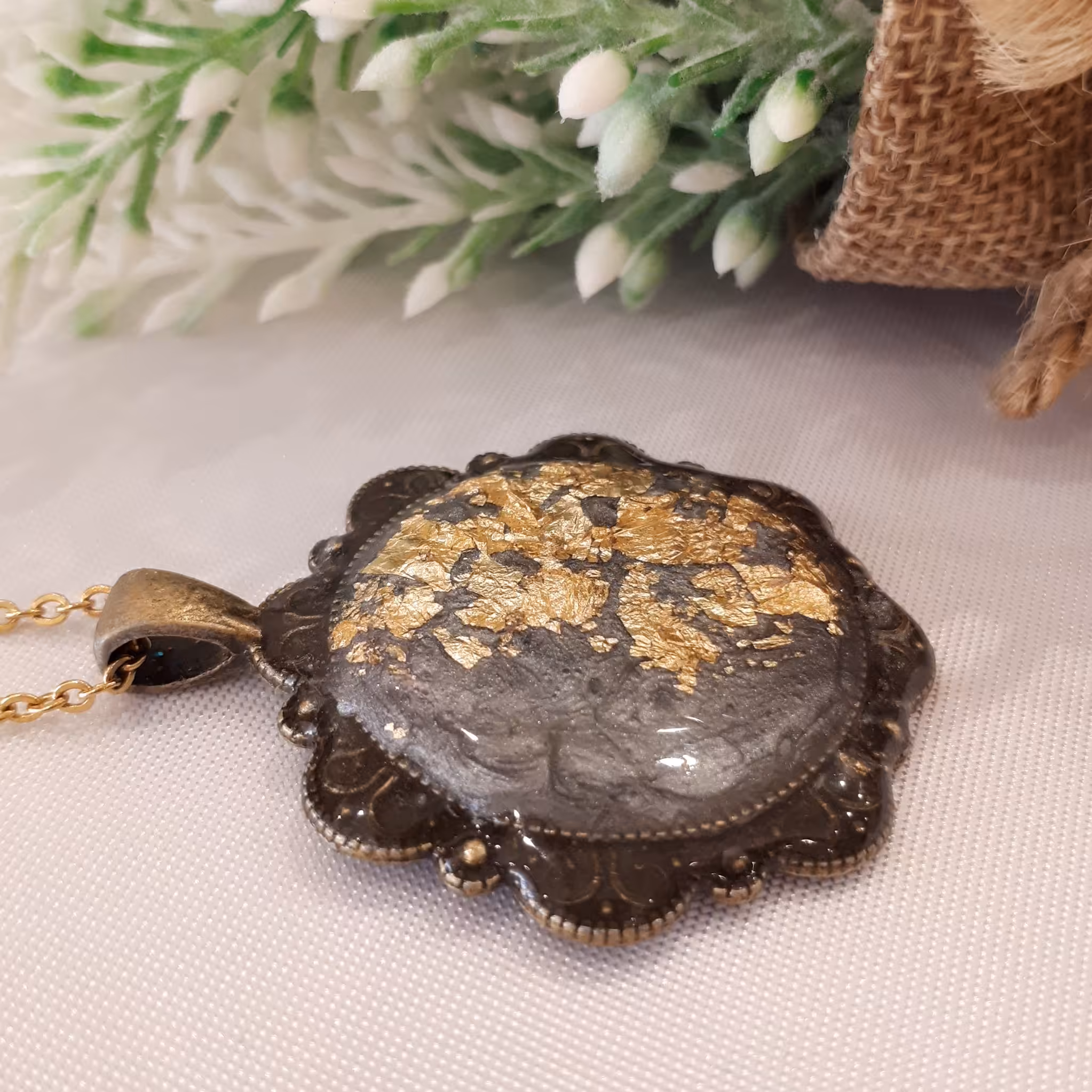 گردنبند  یا آویز ماشین  برنزی با ورق طلا دستساز خانگی قابل سفارش با رنگ دلخواه با زنجیر استیل رنگ ثابت 