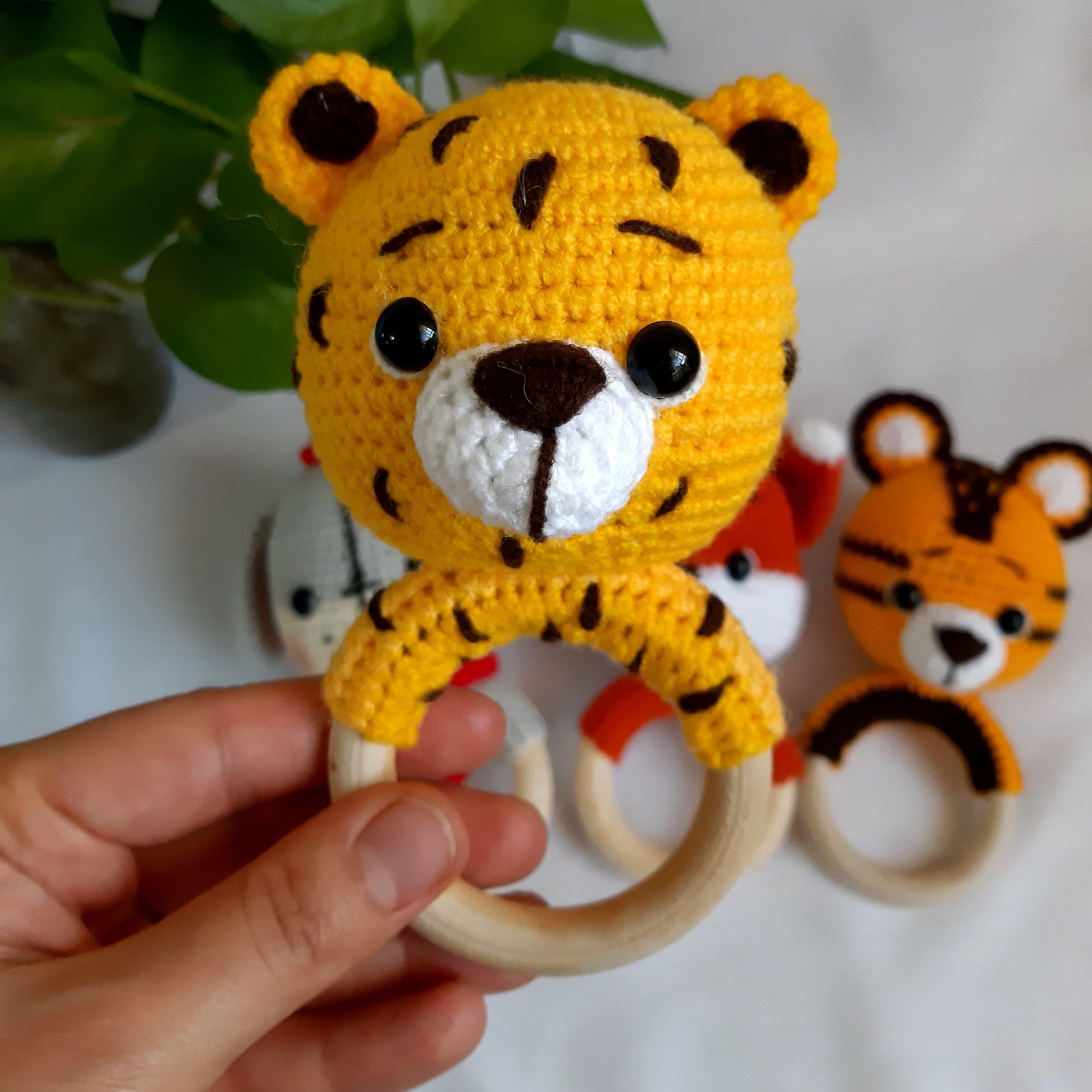 جغجغه ی بافتنی یه کار محکم با طرح حیوانات و رنگبندی جذاب