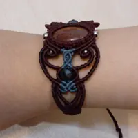 دستبند مکرومه طرح ملکه با سنگ صنعتی و نخ چرم
