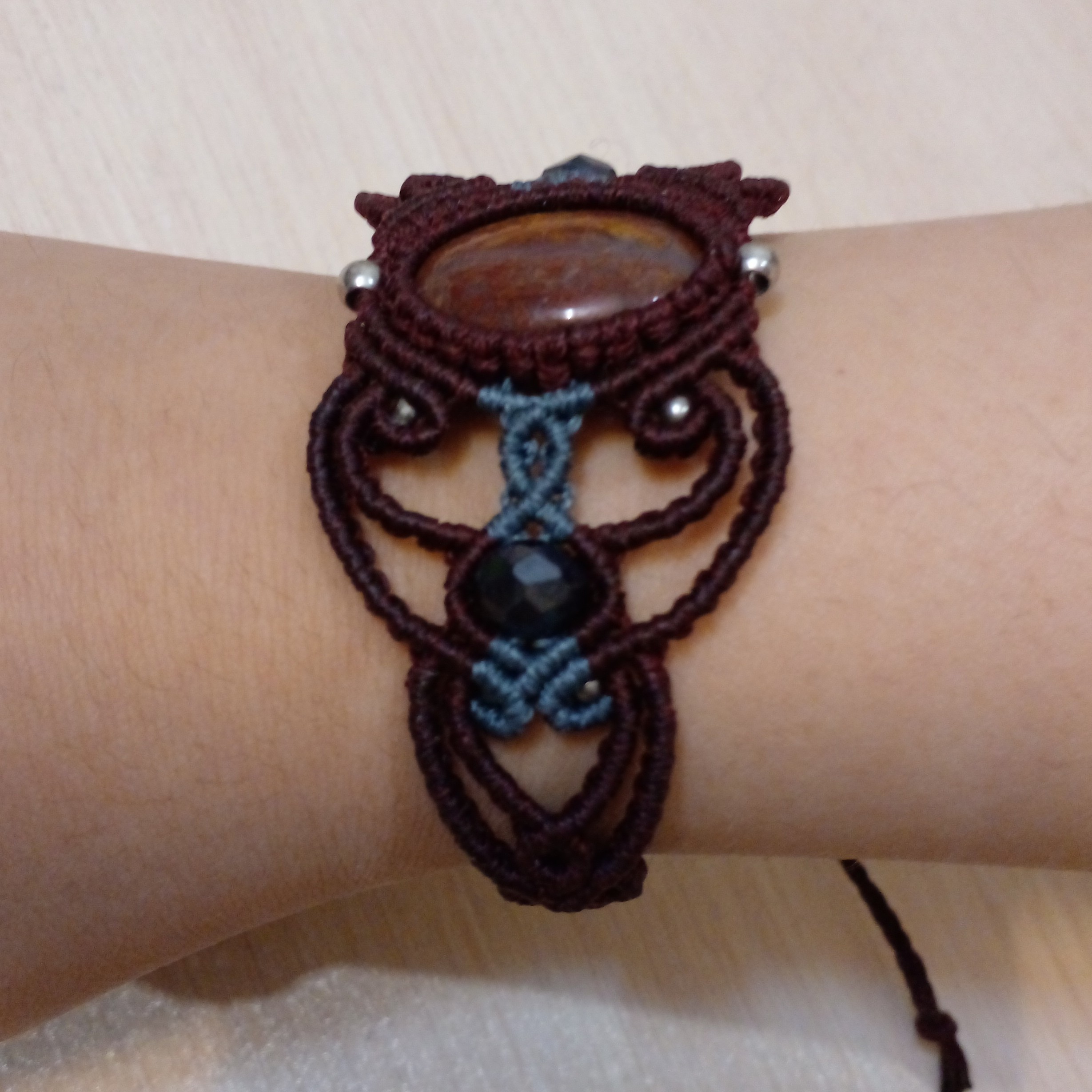 دستبند مکرومه طرح ملکه با سنگ صنعتی و نخ چرم