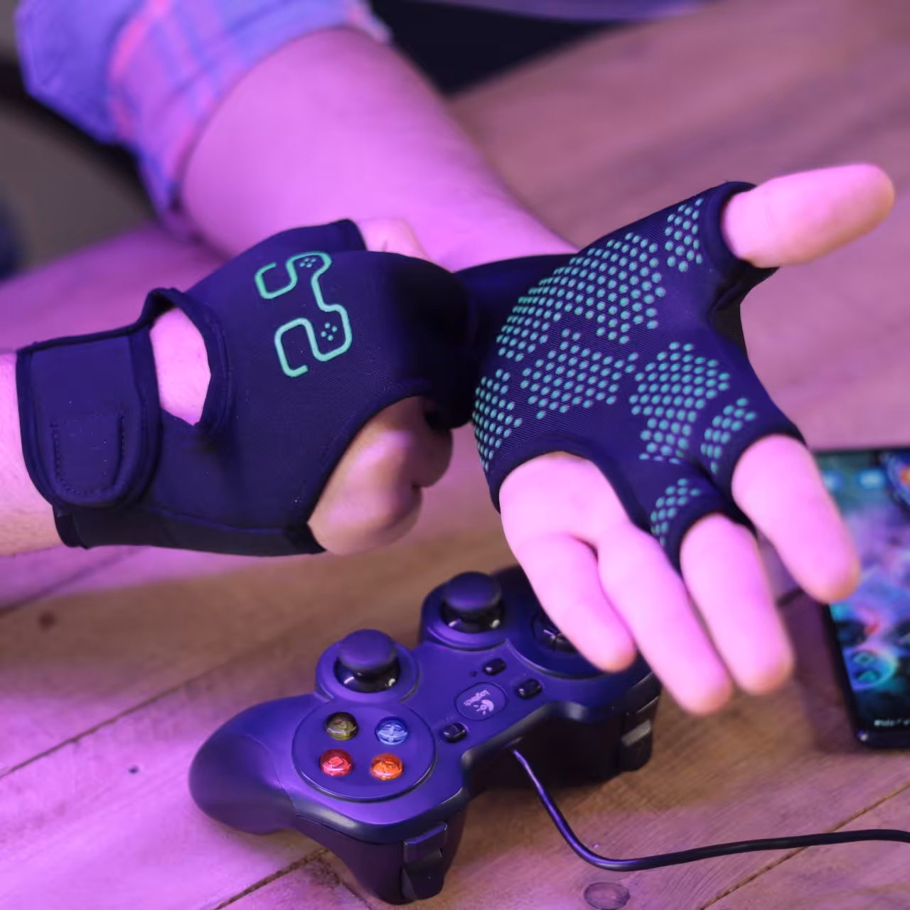 دستکش گیمینگ استپ دار مدل Savior از برند دوانگشتی رنگ سبز