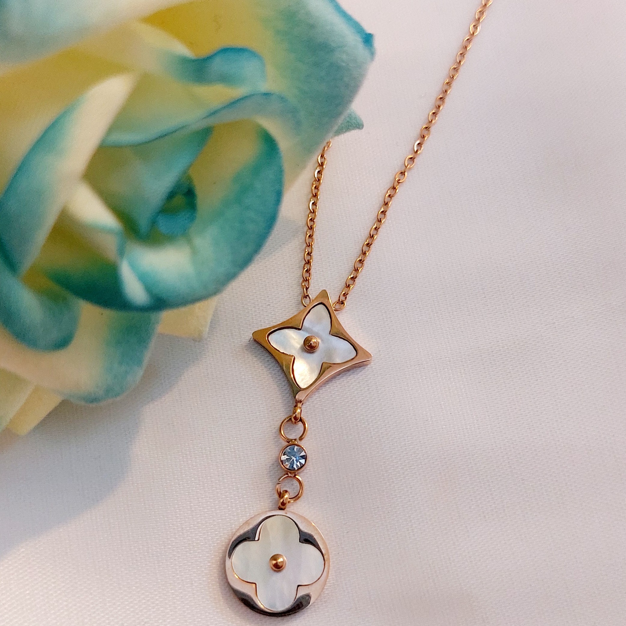 گردنبند فشن طرح گل