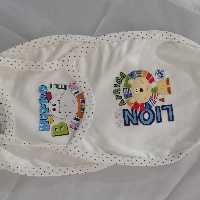 پیش بند نوزادی چاپی زمینه شیری 