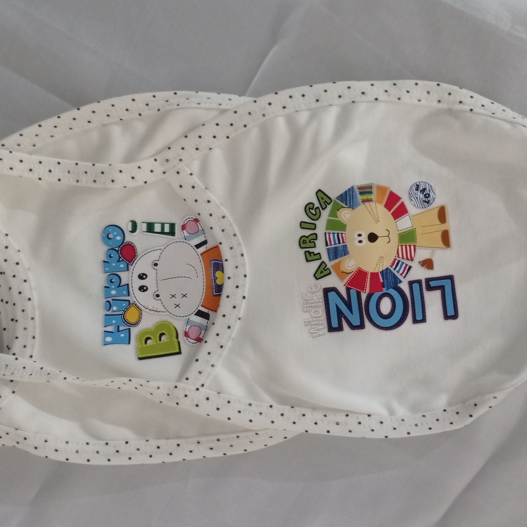 پیش بند نوزادی چاپی زمینه شیری 