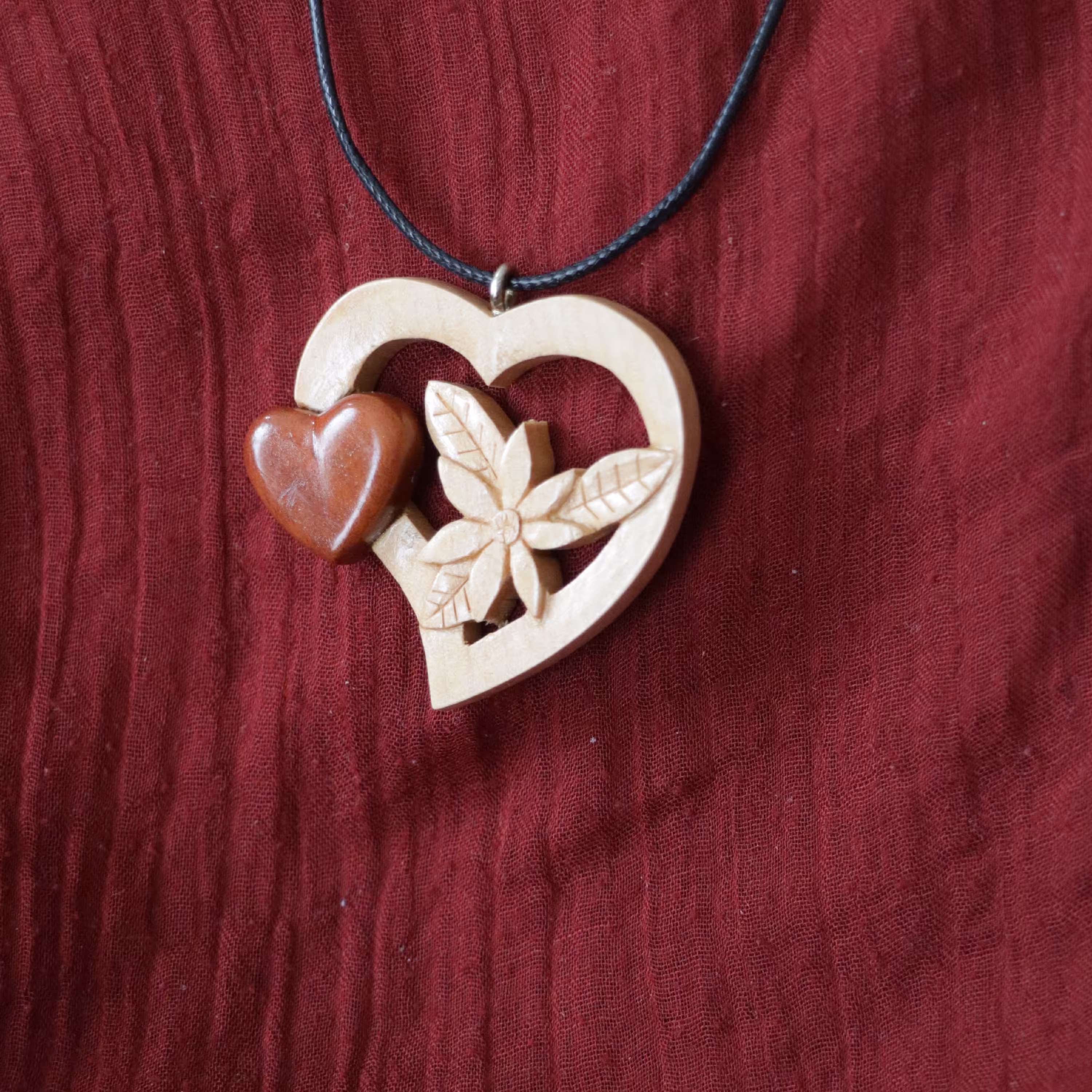 گردنبند چوبی قلب مدل رویش عشق