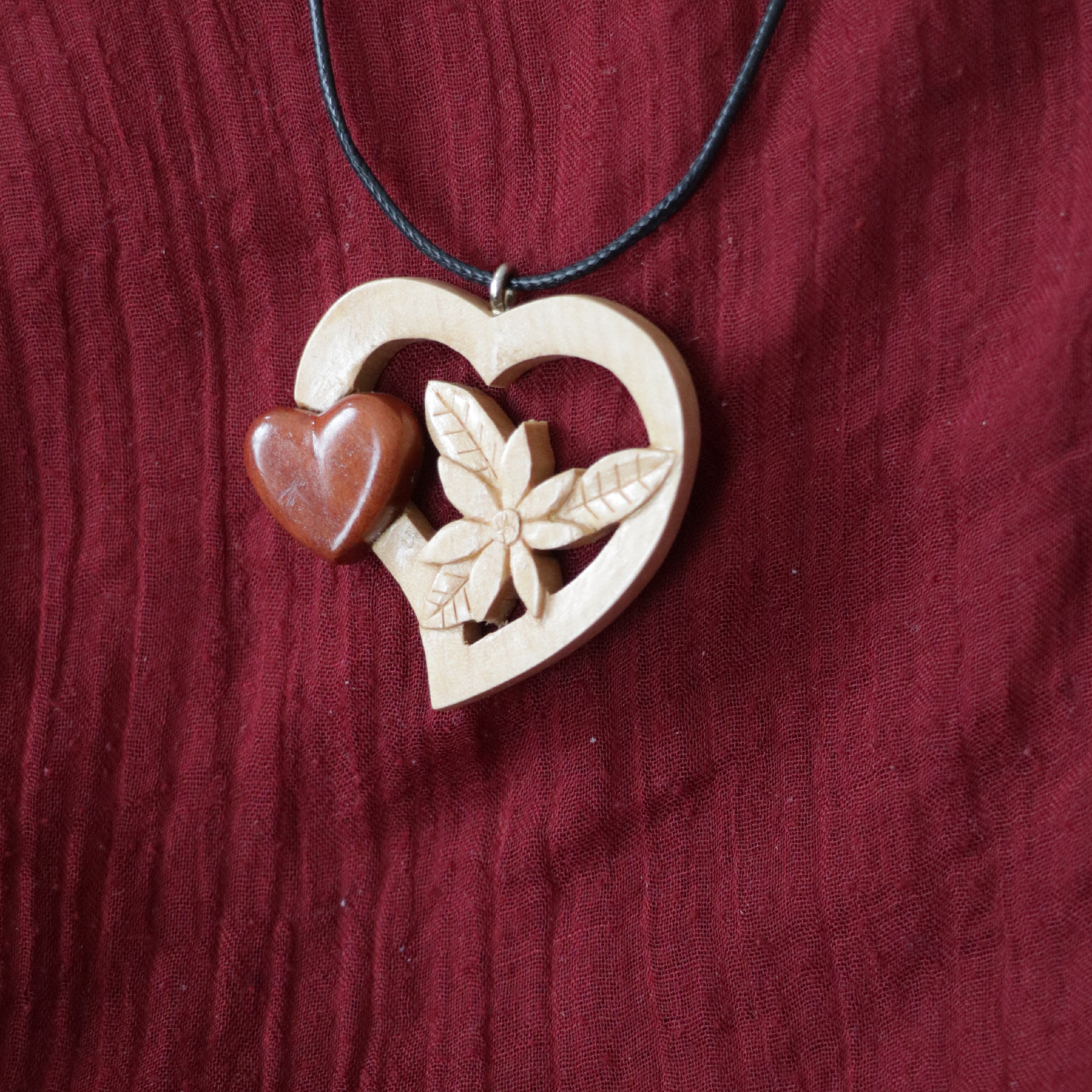 گردنبند چوبی قلب مدل رویش عشق