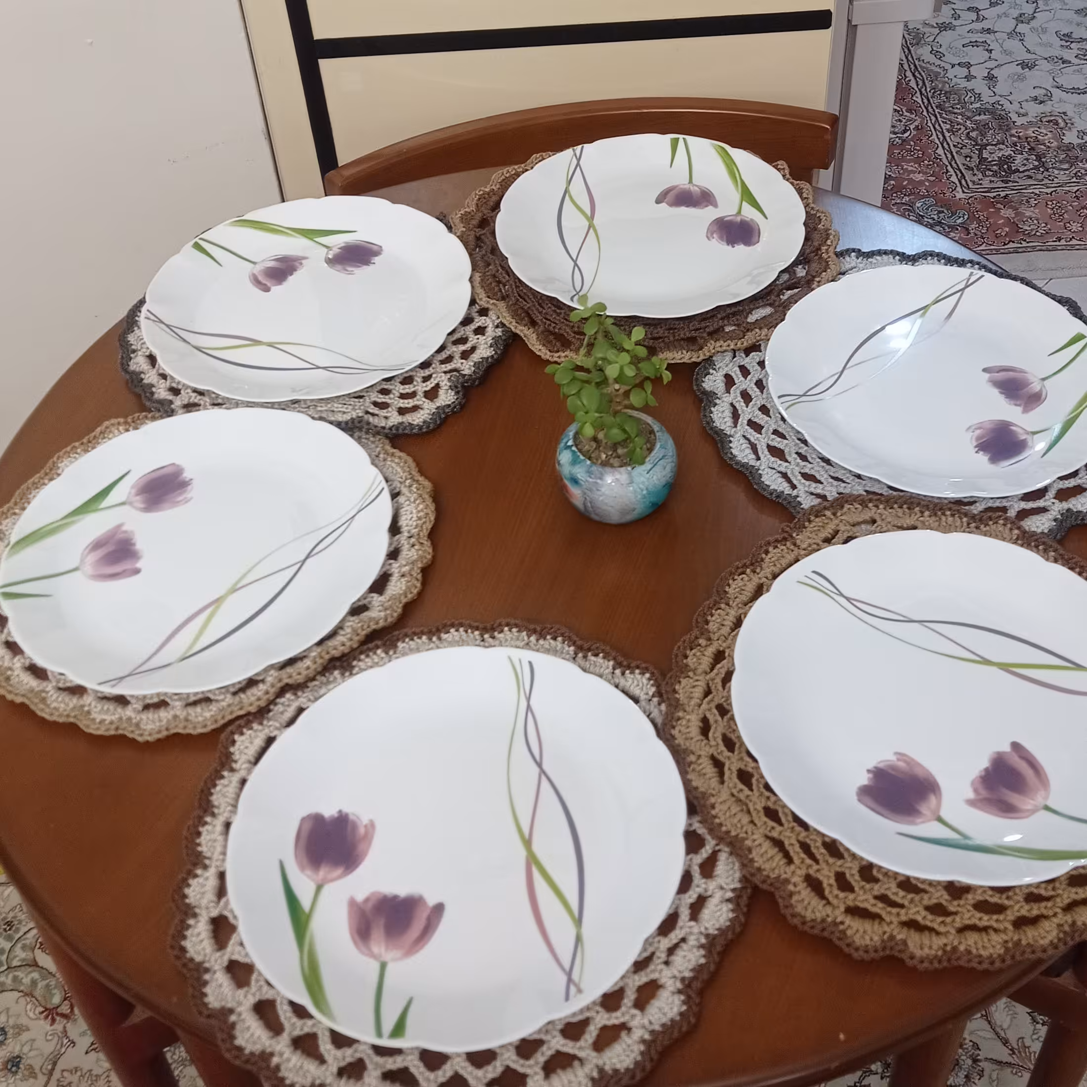 زیر بشقابی و زیر مجسمه ای مکرومه