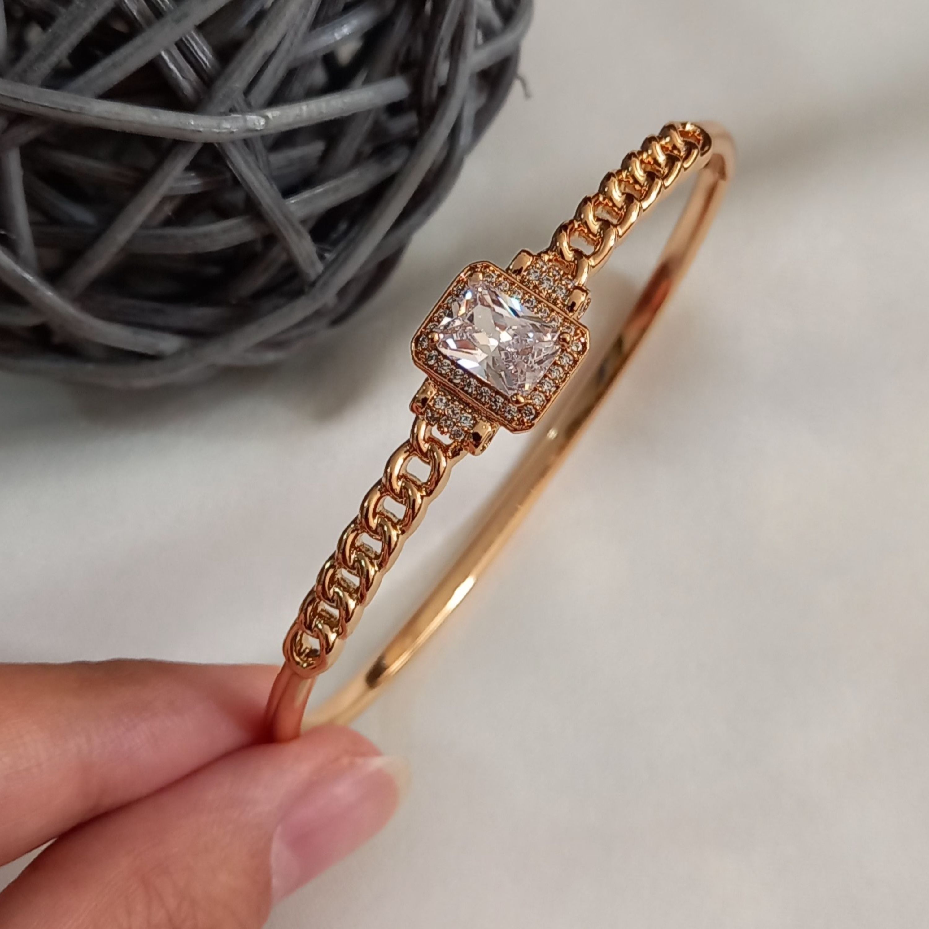 دستبند طرح طلا و رنگ ثابت برند ژوپینگ مدل نگین دار 