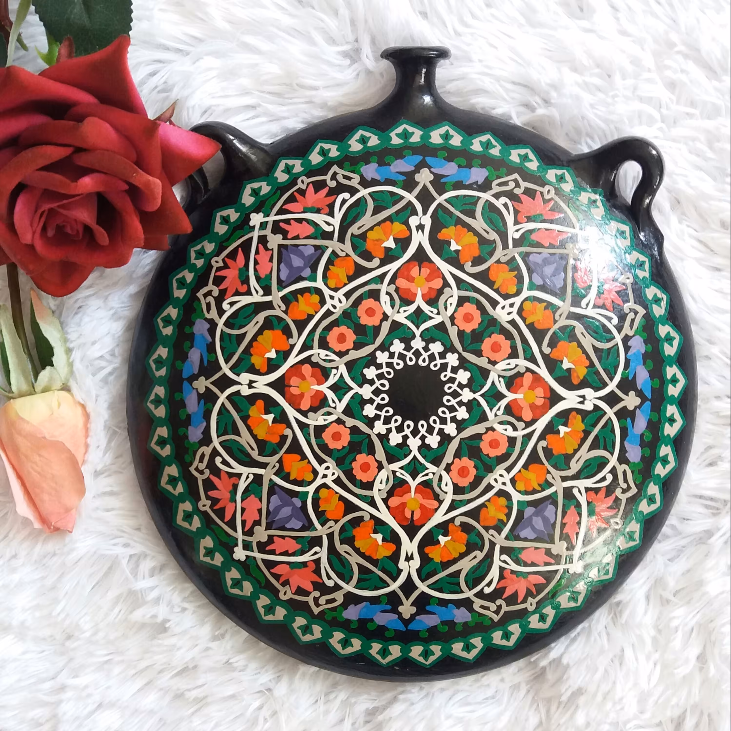 بشقاب سفالی دیوارکوب و آویز طرح گل بهشتی