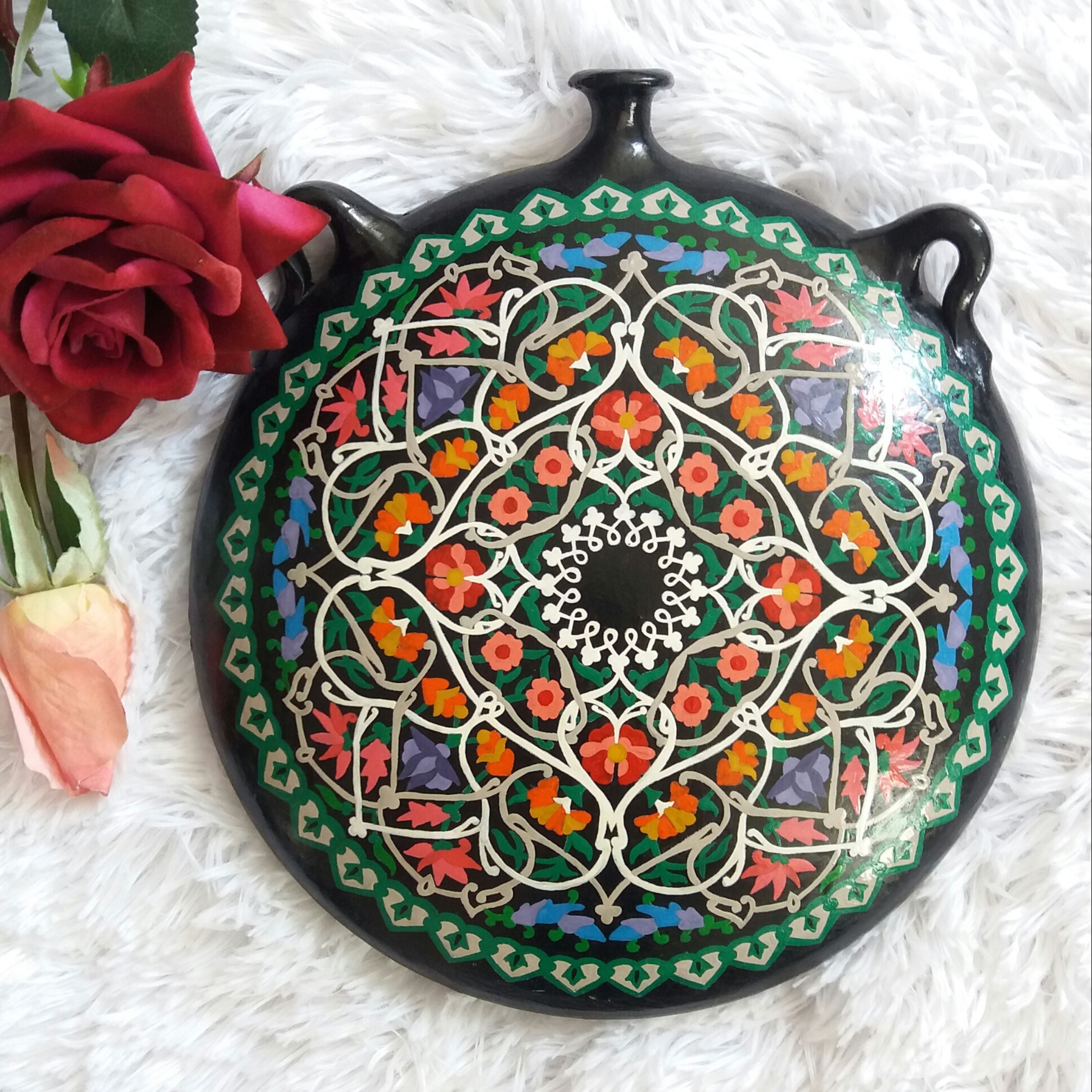 بشقاب سفالی دیوارکوب و آویز طرح گل بهشتی