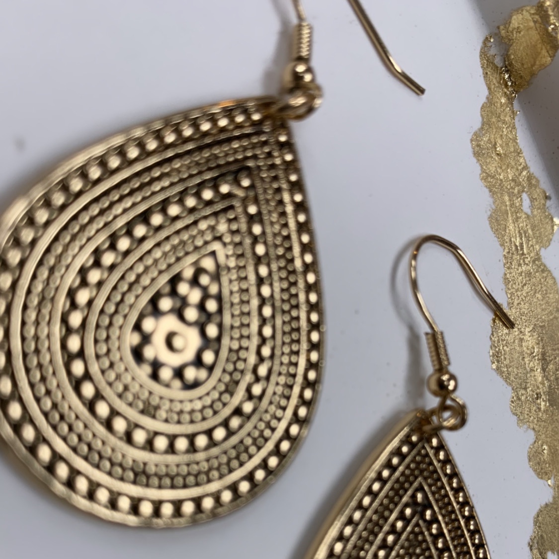 گوشواره اشک طلایی با قلم کاری سیاه
