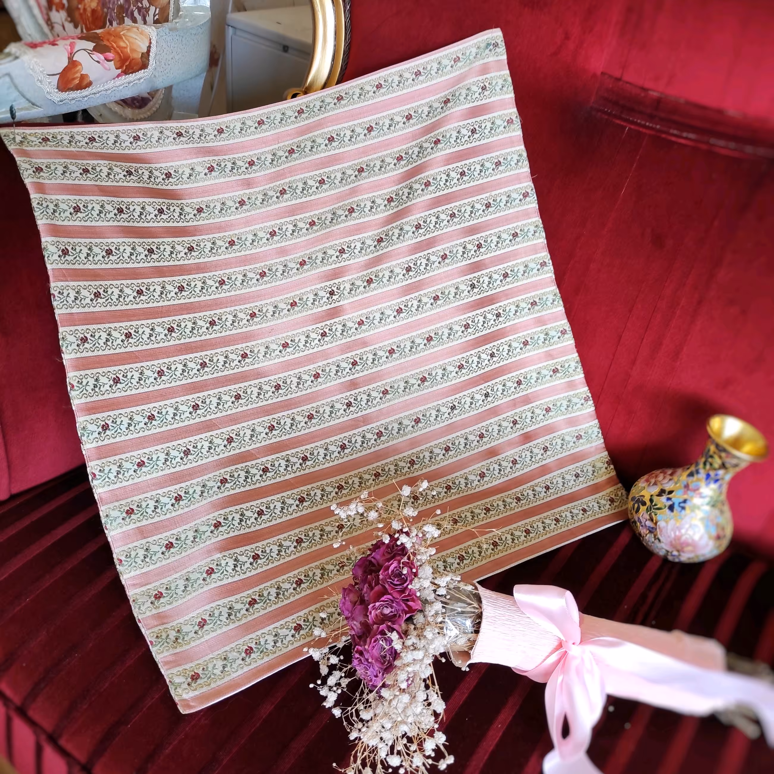 رومیزی‌ بسیار زیبای ساتن ترمه‌ی گلدار فرانسوی 