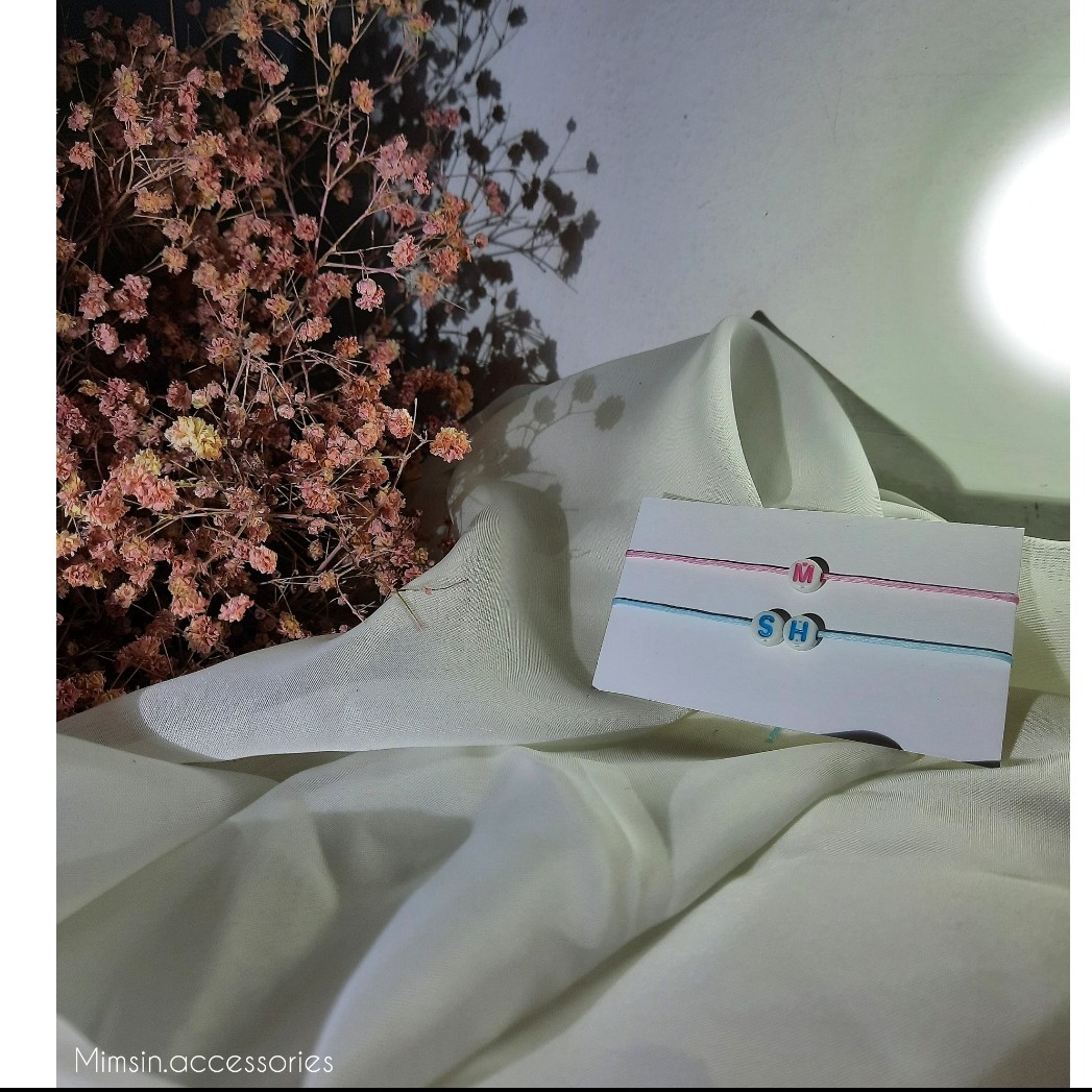 دستبند دخترانه و پسرانه ظریف حروف انگلیسی با بند چرمی موم زده 