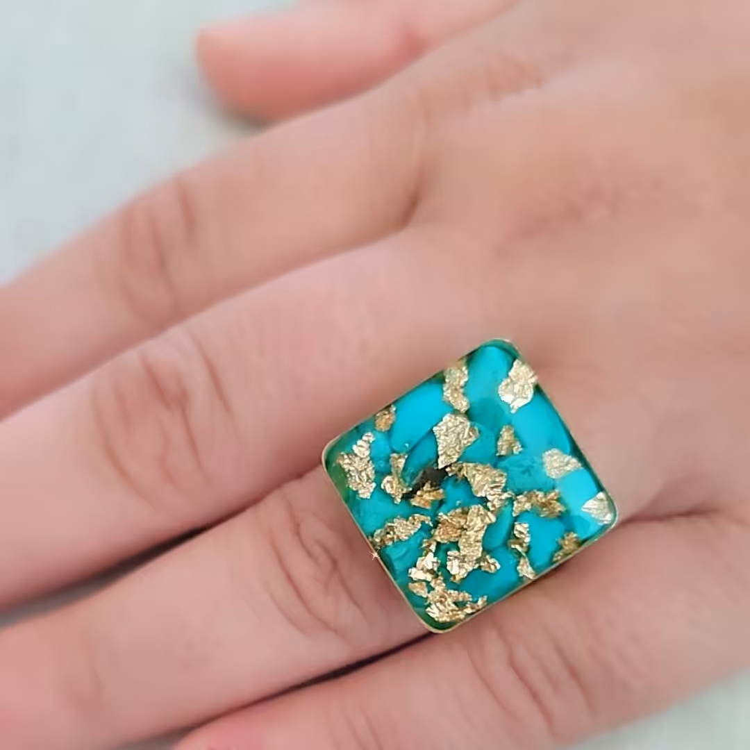 انگشتر فیروزه مربع ساخته شده با رزین و  سنگ فیروزه و ورق طلا
