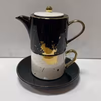 چایی خوری یکنفره سرامیکی دارای یک عدد قوری به همراه فنجان و نعلبکی 