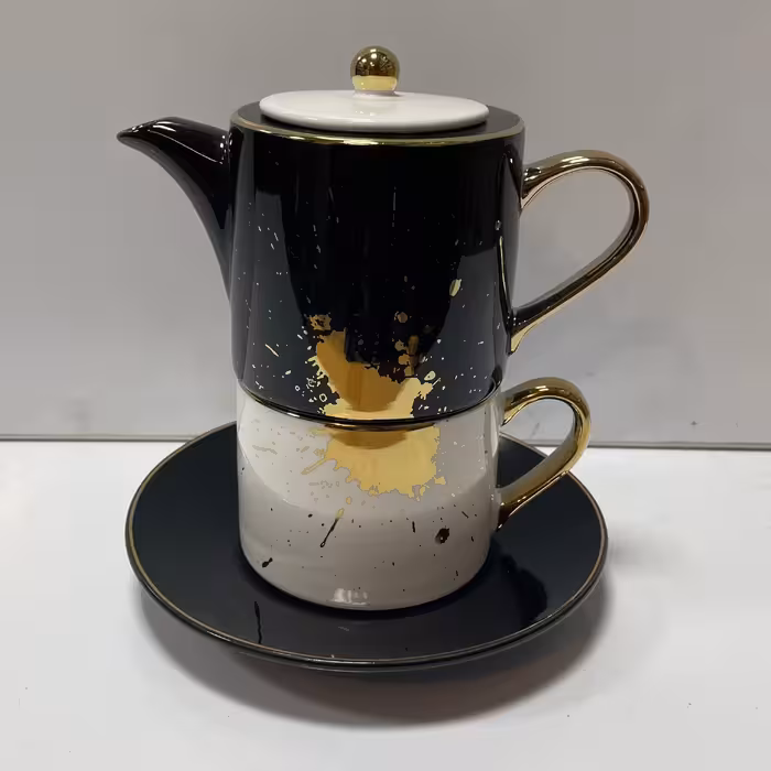 چایی خوری یکنفره سرامیکی دارای یک عدد قوری به همراه فنجان و نعلبکی 