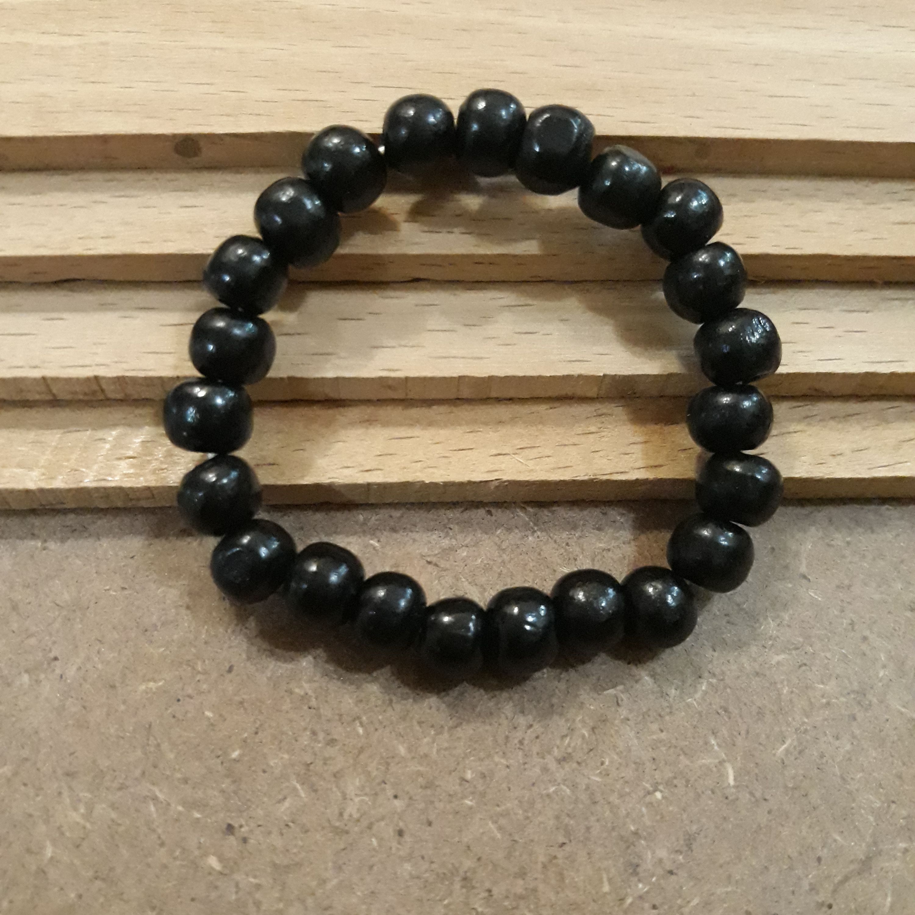 دستبند مهره ای چوبی رنگ مشکی قطر دستبند 4.4 سانتی متر