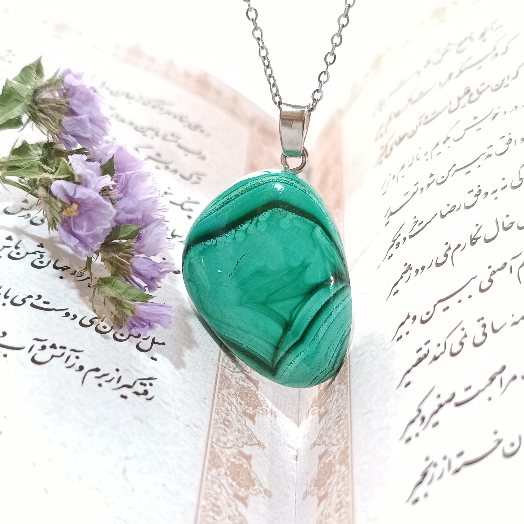 گردنبند سنگ مالاکیت کنگو اصل کد 03 با کیفیت درجه یک به همراه زنجیر استیل