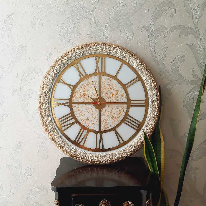 ساعت دیواری رزینی مشکی طلایی آرامگرد