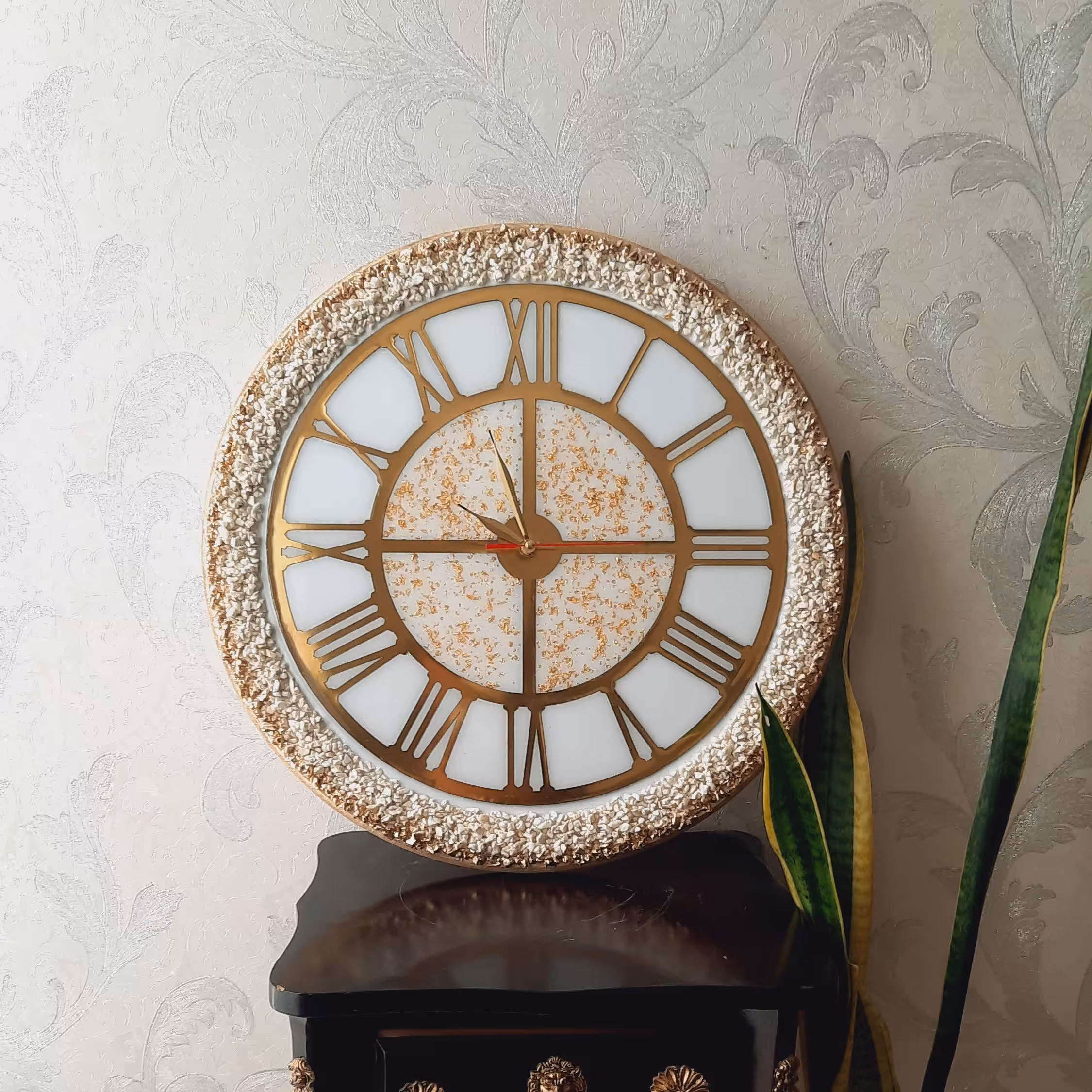 ساعت دیواری رزینی مشکی طلایی آرامگرد
