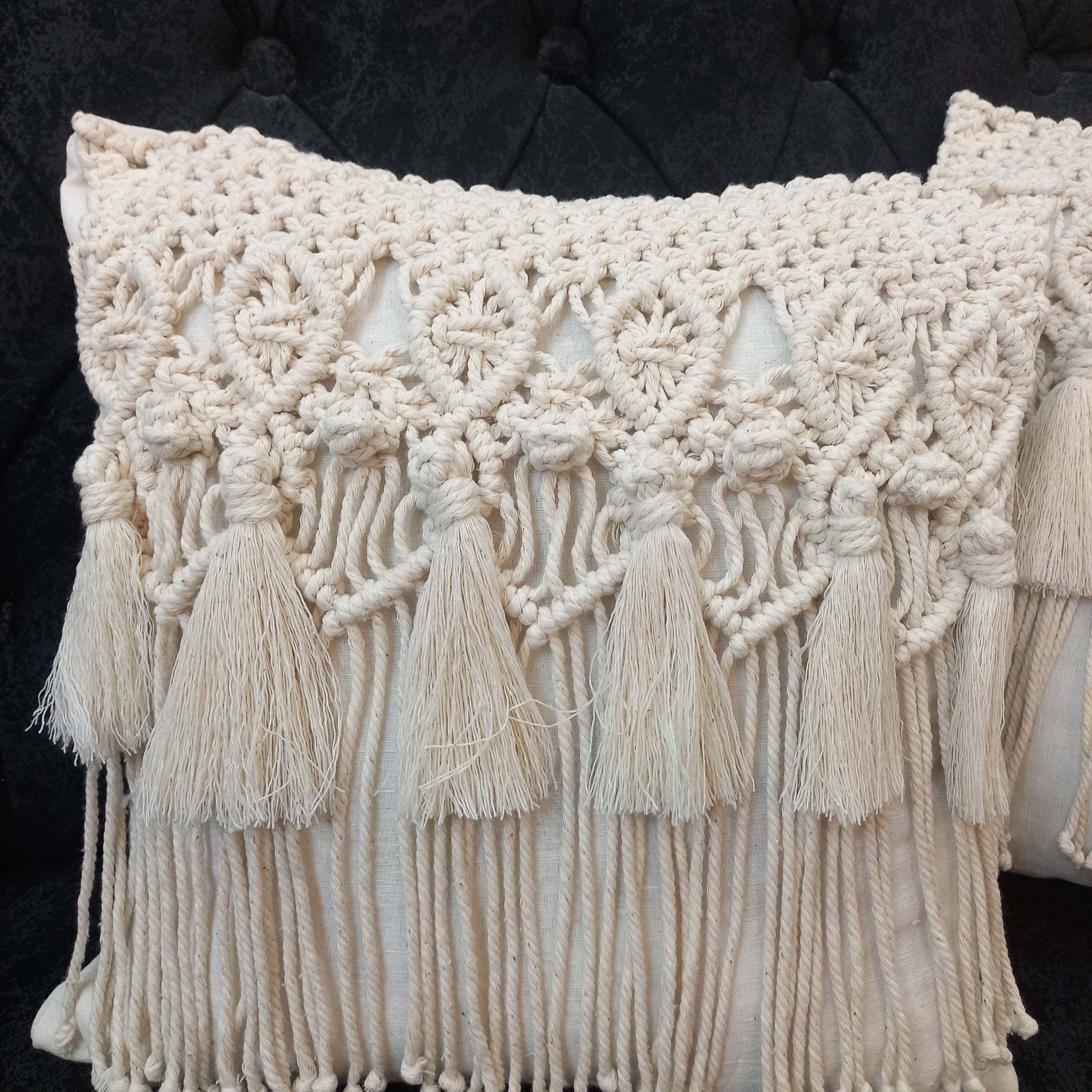 کوسن مکرومه بافی - نخ کتان 3 میل تابیده کرم- ابعاد 37 در 40 - قابل سفارش در رنگ های مختلف(پس کرایه)