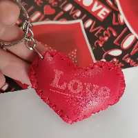دسته کلید love فوم هست اما بسیار زیبا وشکیل هست ورنگ جذابی دارد