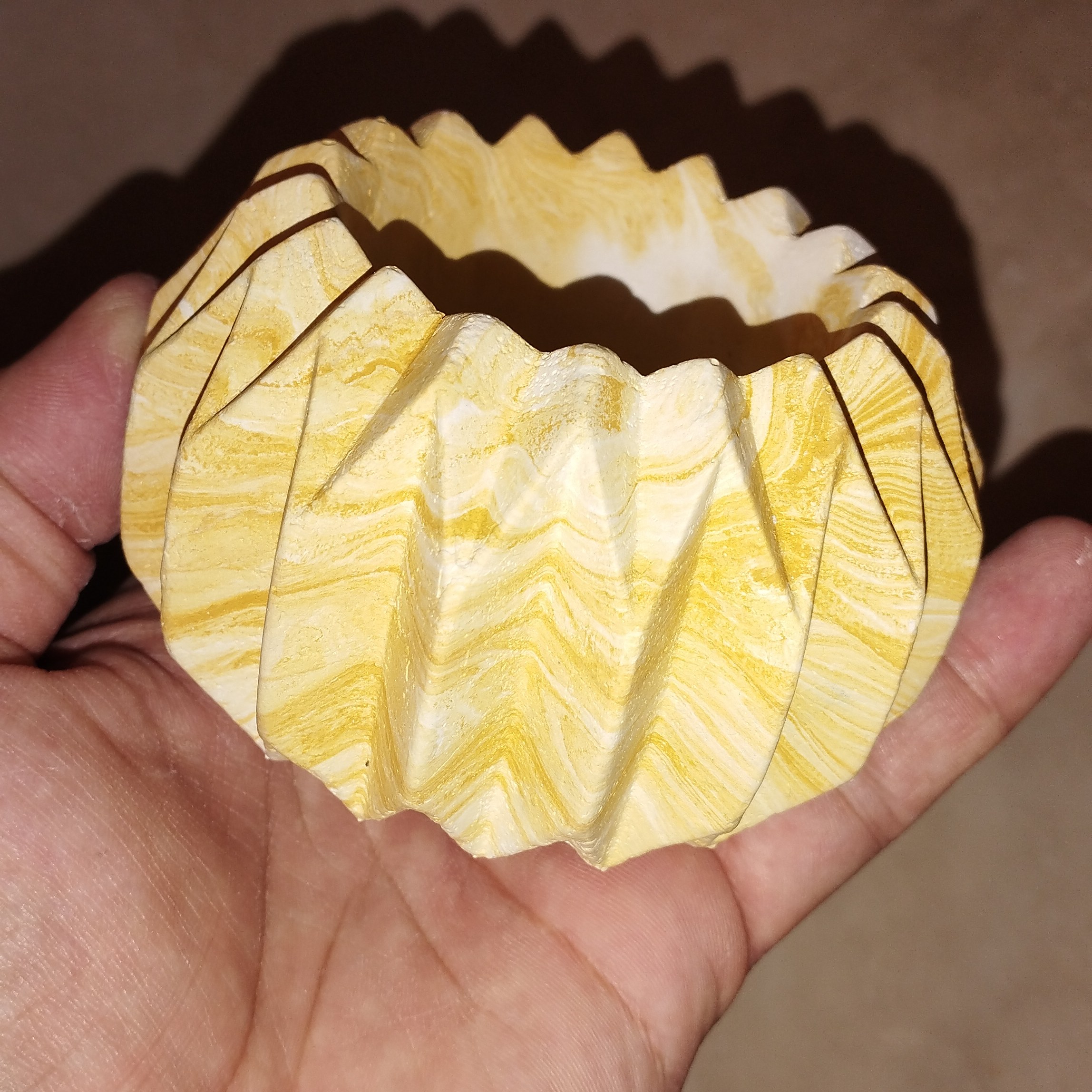 گلدان بتونی چند پر