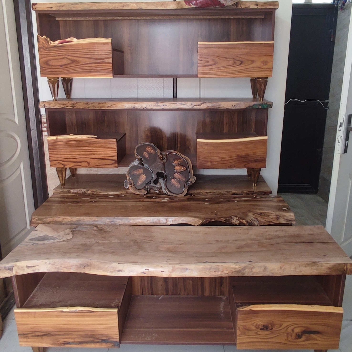 میز تلویزیون چوب ورزین با استفاده از چوب گردو.  پس کرایه و ارسال با باربری