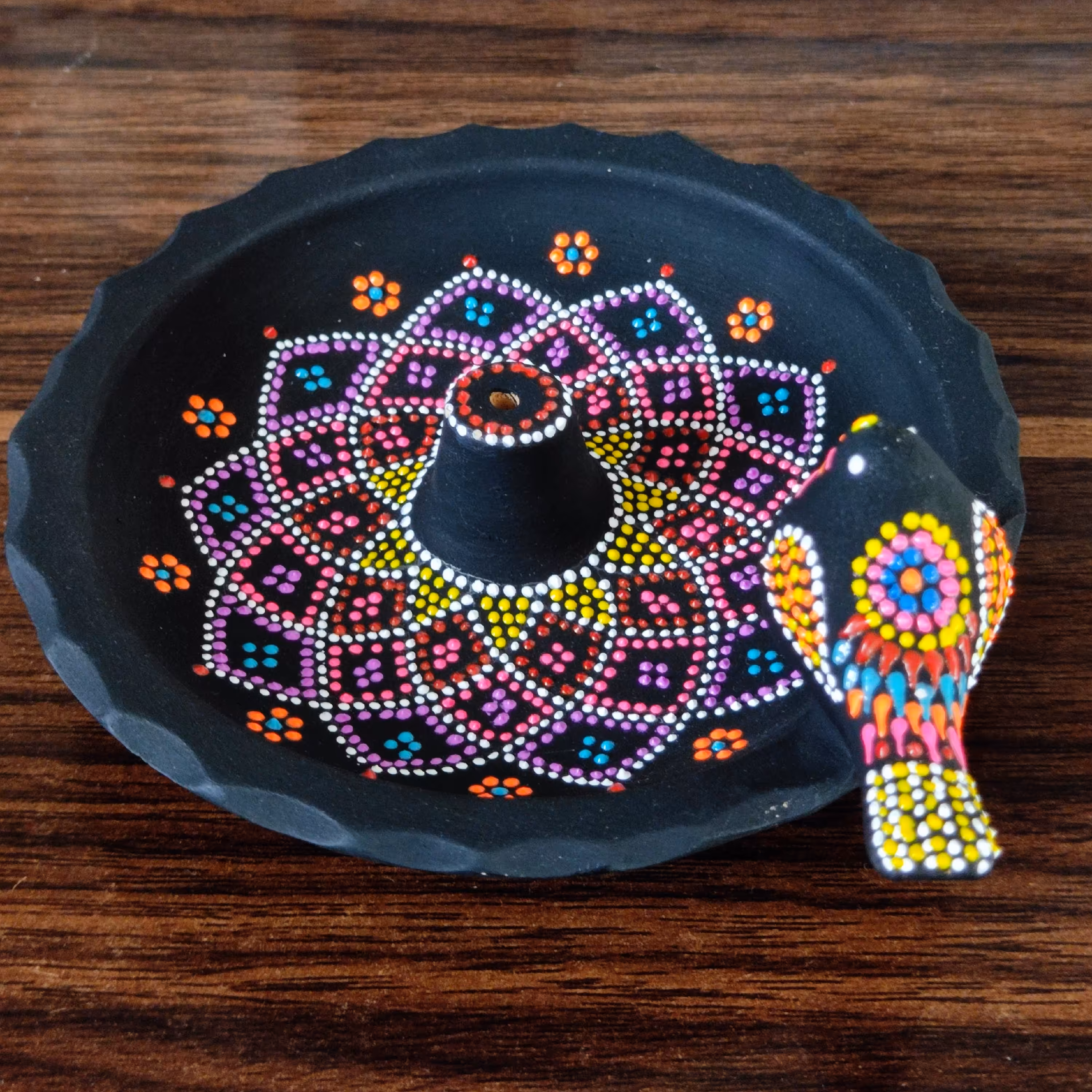 جا عود نقطه کوبی شده روی سفال خوشبو کننده خونه 