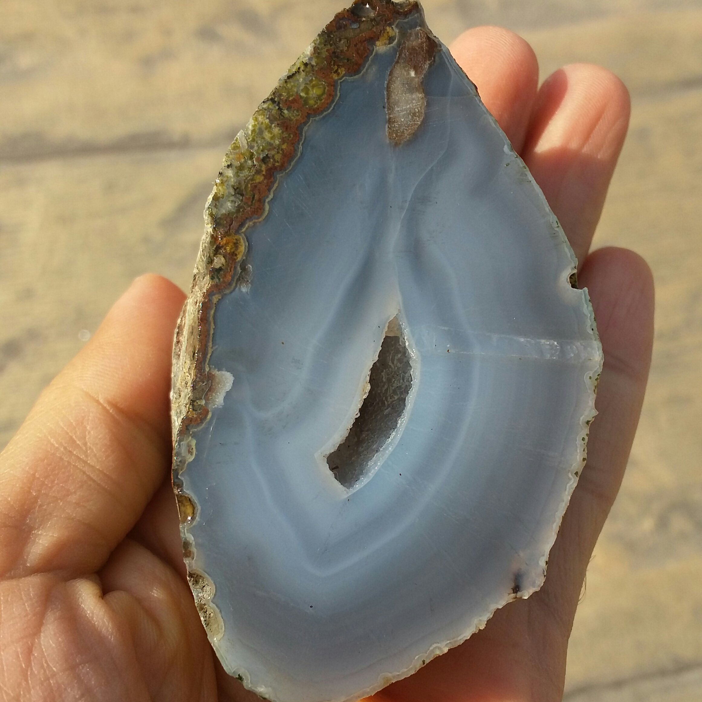 اسلایس سنگ راف درشت عقیق سلیمانی3بعدی توخالی بلور شکری شاهکار خلقت کاملا طبیعی
با قابلیت ساخت چندین نگین محشر
کد 8879