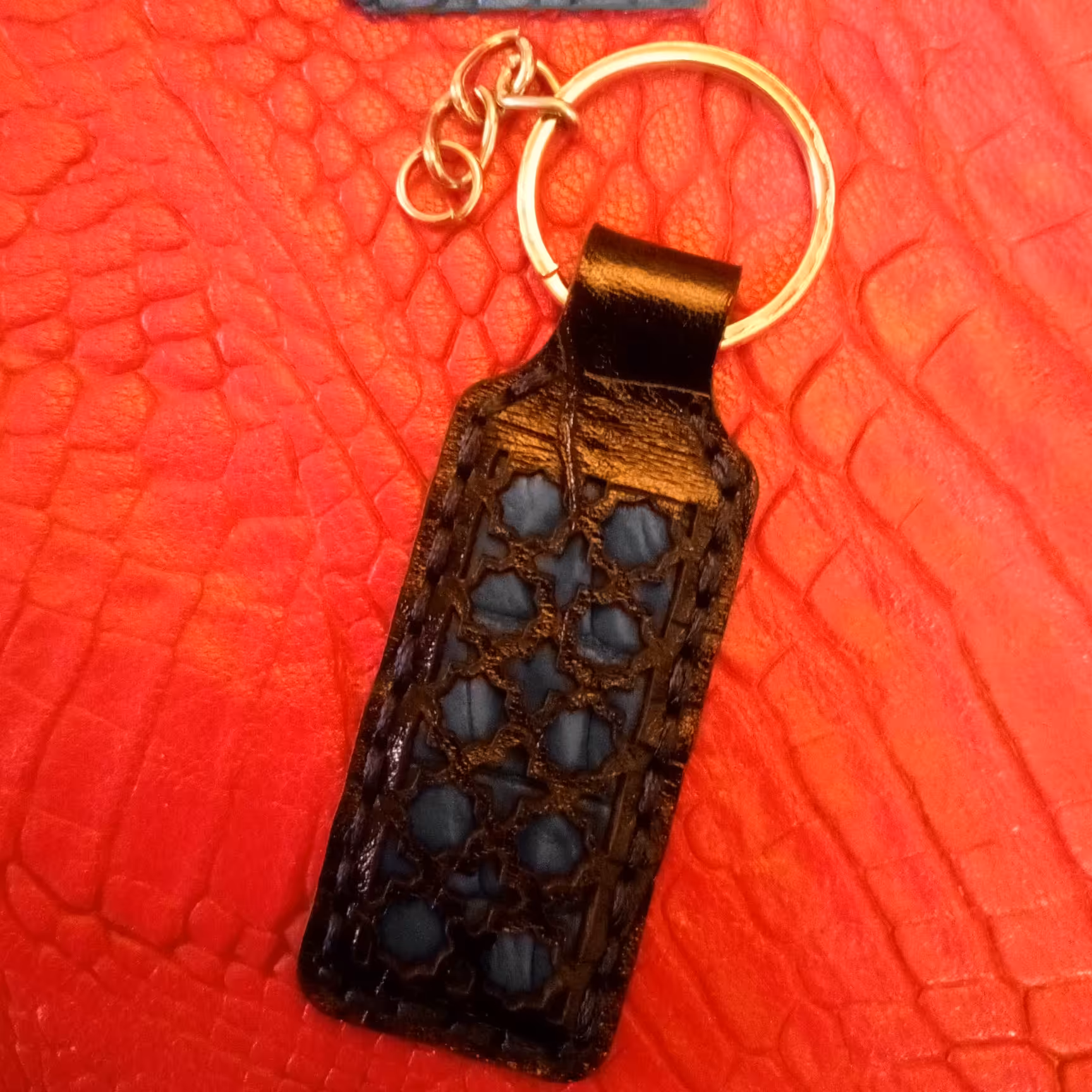 سرکلیدی چرم گاو مرغوب طرح مشبک رنگ مشکی طرح دار   