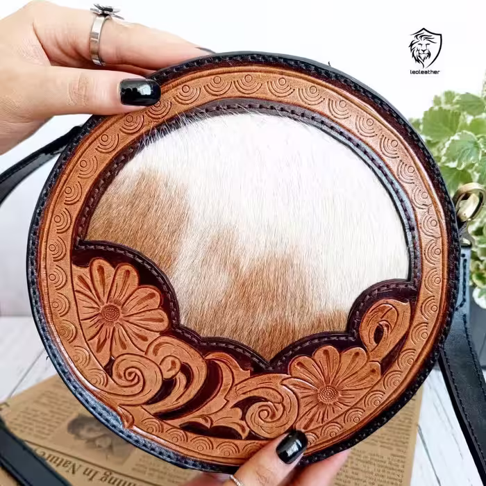 کیف دوشی  حکاکی با دست  تلفیقی از  چرم کراست گاوی  وچرم مو دار و چرم مشکی ساده  دارای سه جای کارت یک زیپ پشت کار 