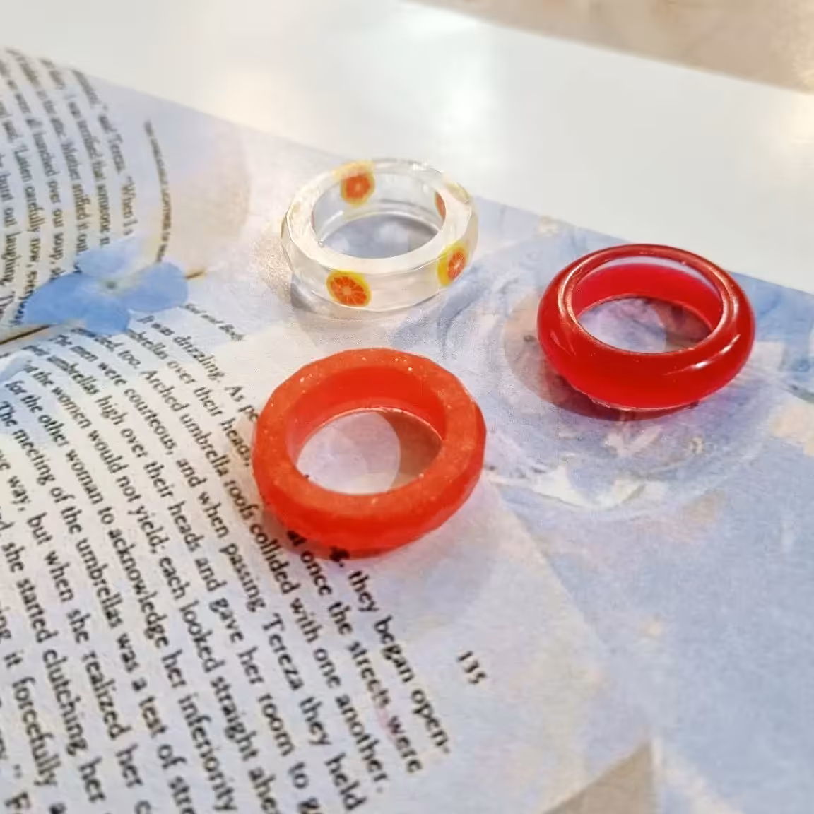 انگشتر شیشه ای  رینگ قیمت عنوان شده برای هر ست میباشد یعنی 3عدد