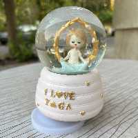 گوی برفی موزیکال دخترانه مدل یوگا کوکی متوسط