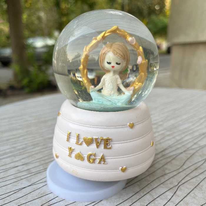 گوی برفی موزیکال دخترانه مدل یوگا کوکی متوسط