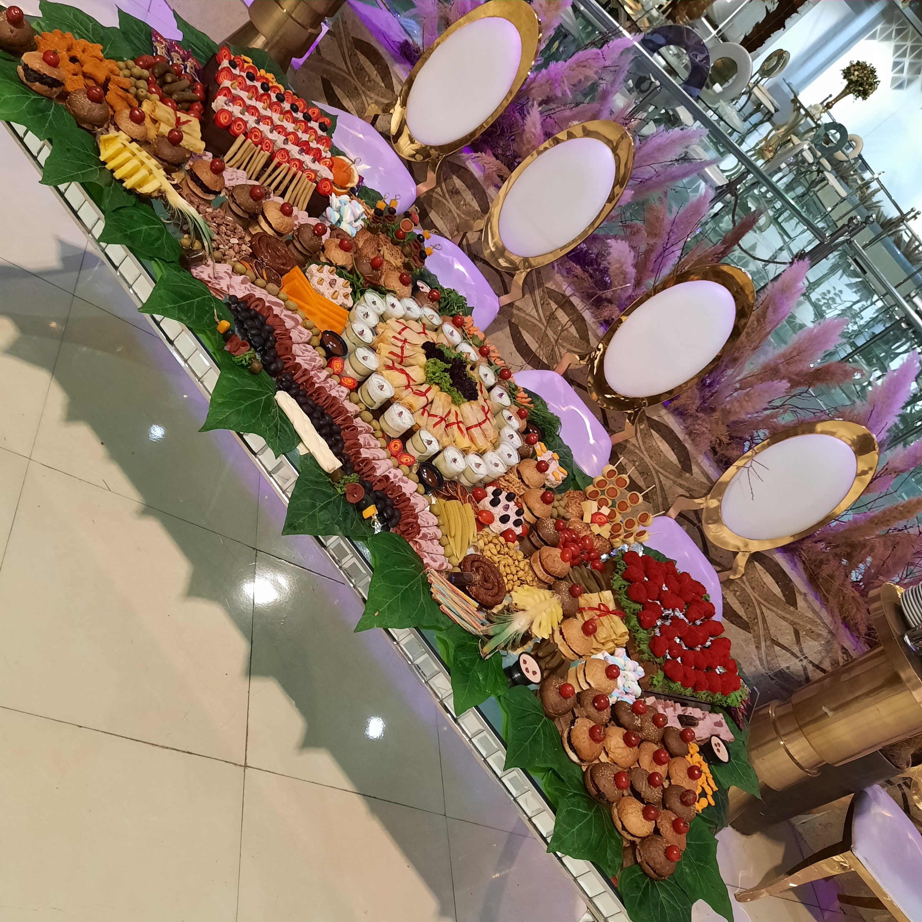 میز آرایی مهمونی با مزه و شام و میوه و دسر و همه چی