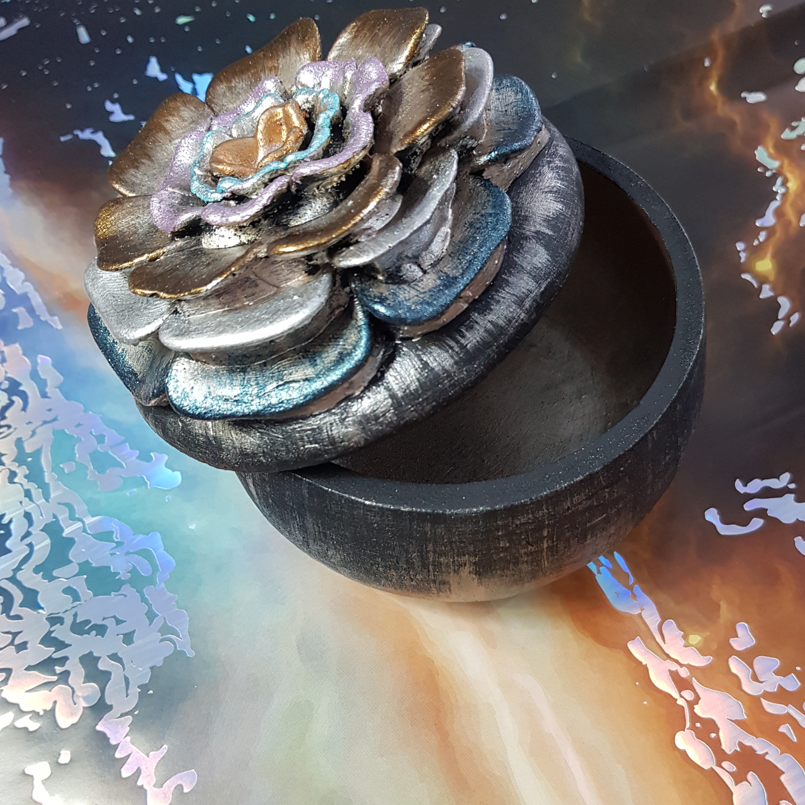 قندان و جاجواهری پلی استر پتینه شده با رنگ مشکی و طلایی نقره ای