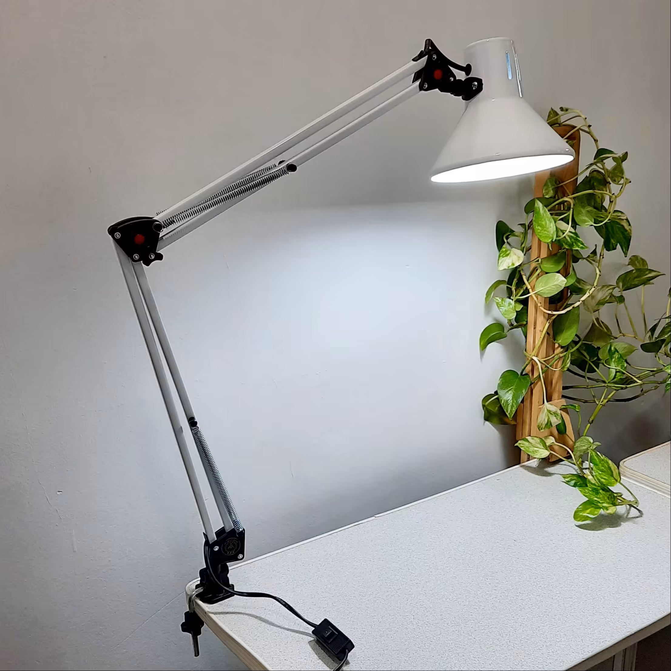 چراغ مطالعه مهندسی بازوبلند برقی  برند کریم زاده یا برند بوستانچی مدل EN-101