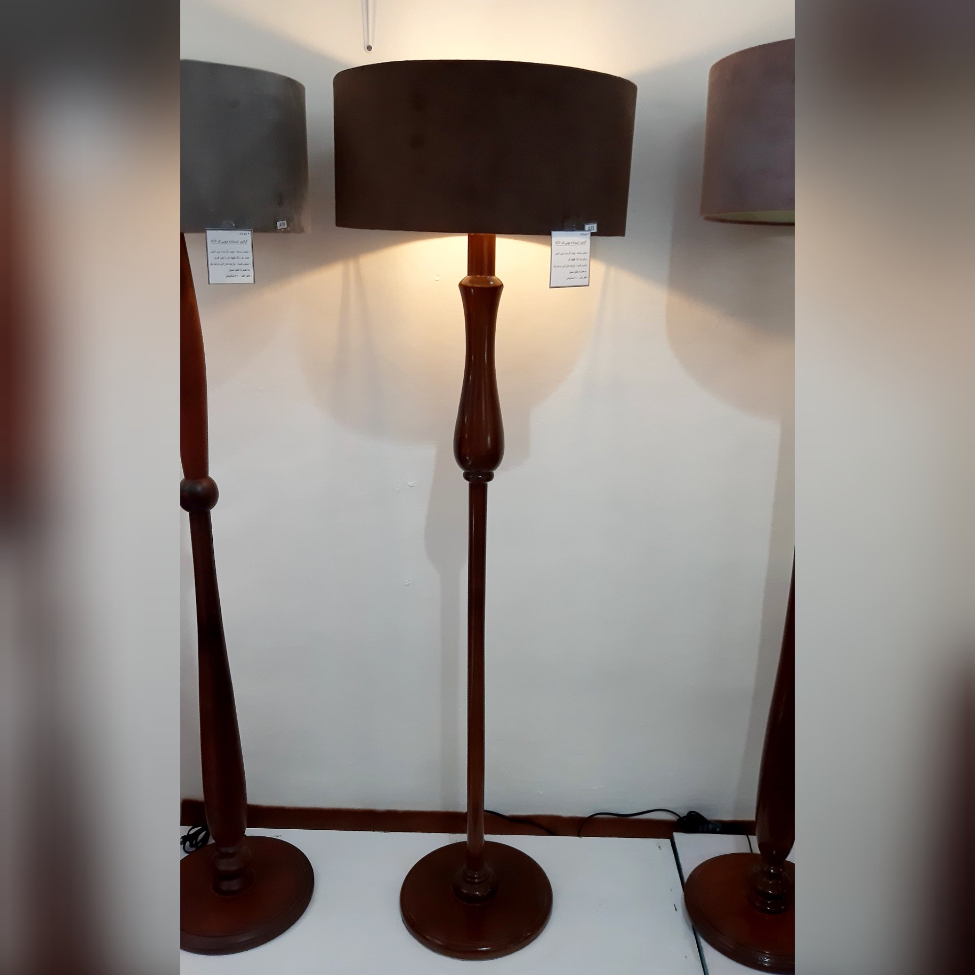 آباژور  ایستاده کنار سالنی پلی استر  با چوب گردو  مدل A23