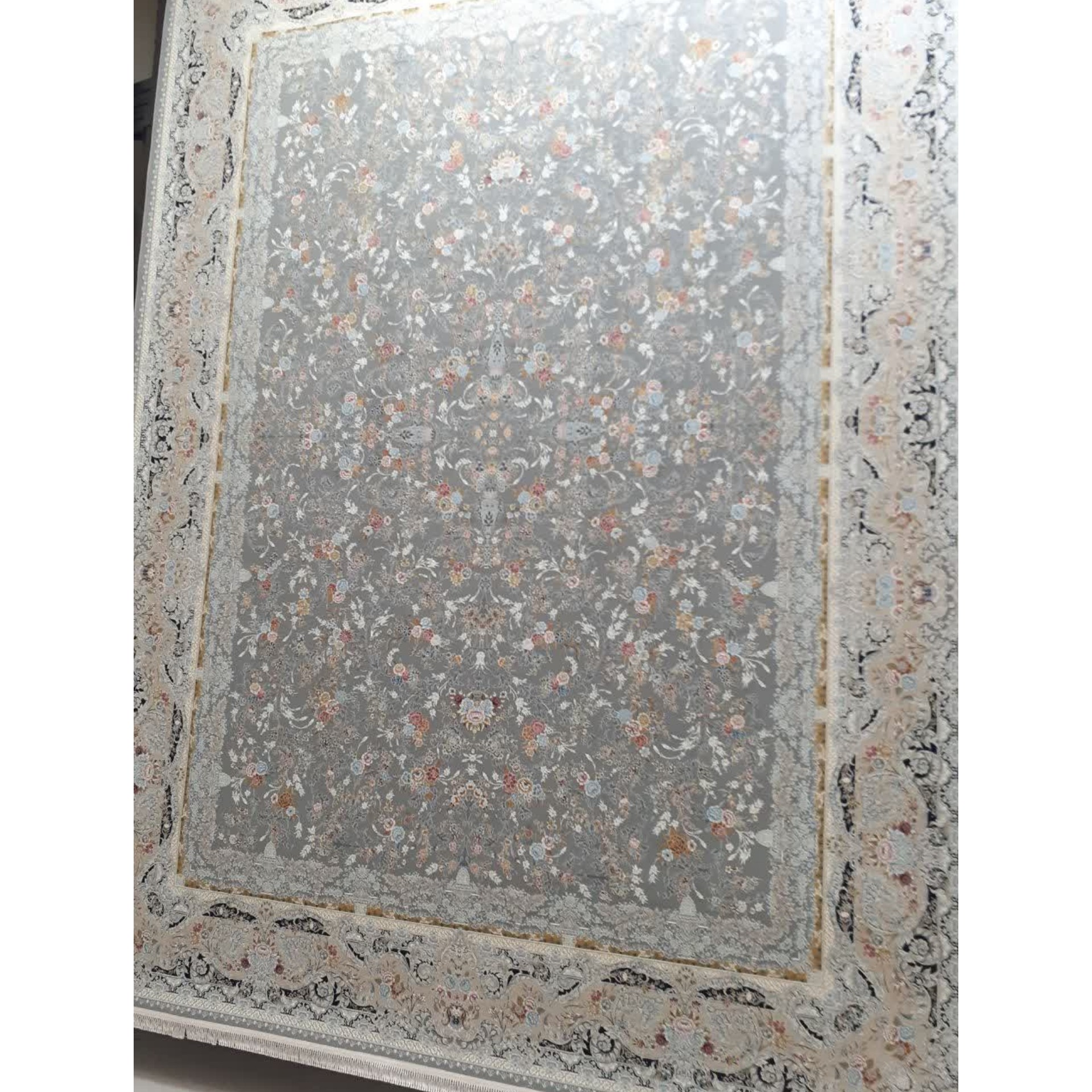 فرش ماشینی 1500 شانه گل برجسته اصل تراکم 4500 طرح روژین زمینه طوسی 12 متری جنس اکرولیک