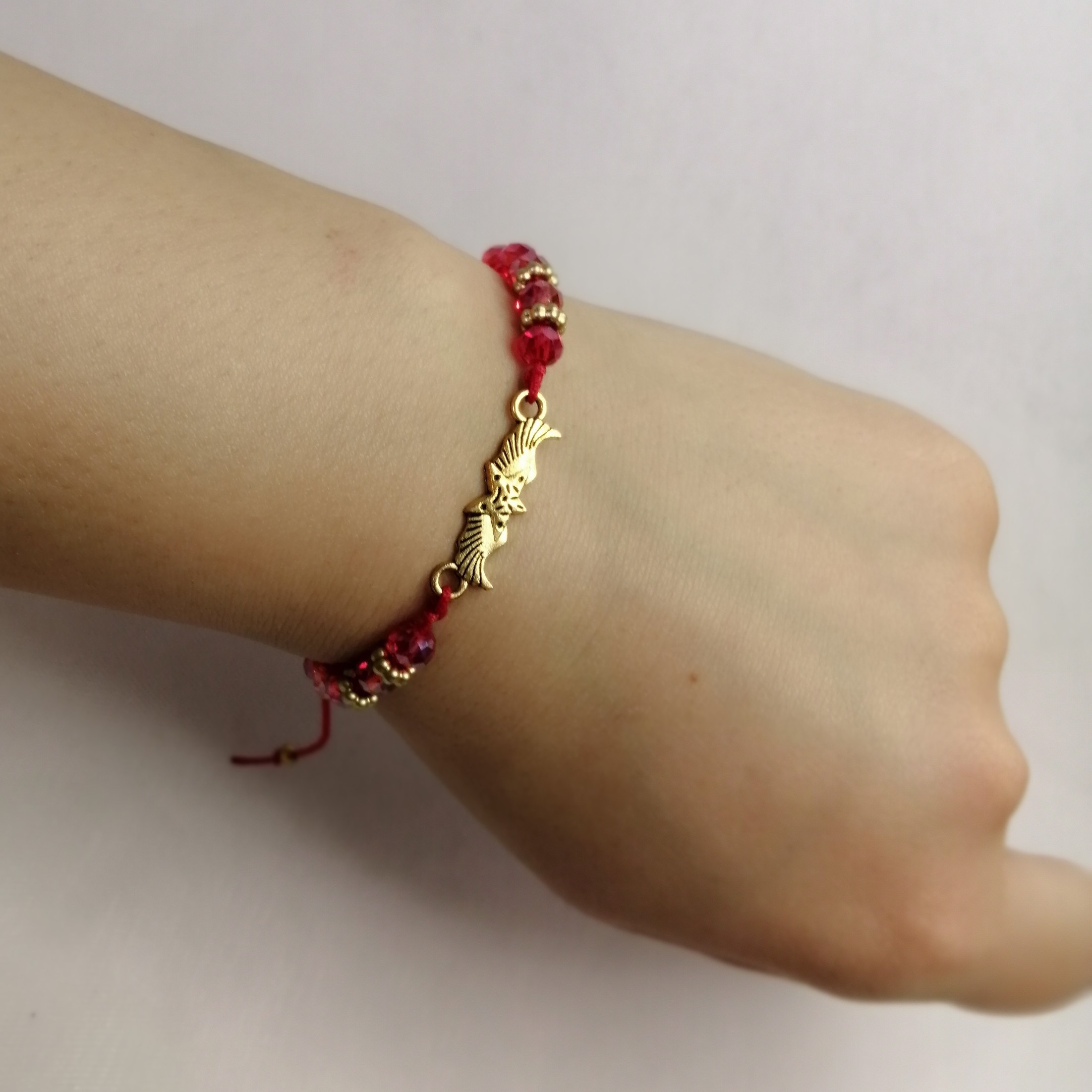 دستبند پلاک دار مهره ای قرمز طرح 1