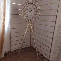 ساعت 3پایه ایستاده سفید طلایی پایه فلز مظفری