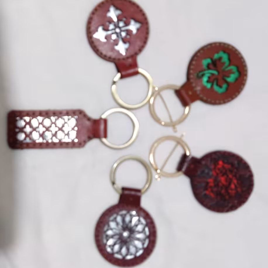 جاسوئیچی  چرم طبیعی برند روغن های شفا بخش چرم طبیعی دست دوز کار دست خودمه شیک زیبا میتونید با کیف پول ست سفارش بدهید 