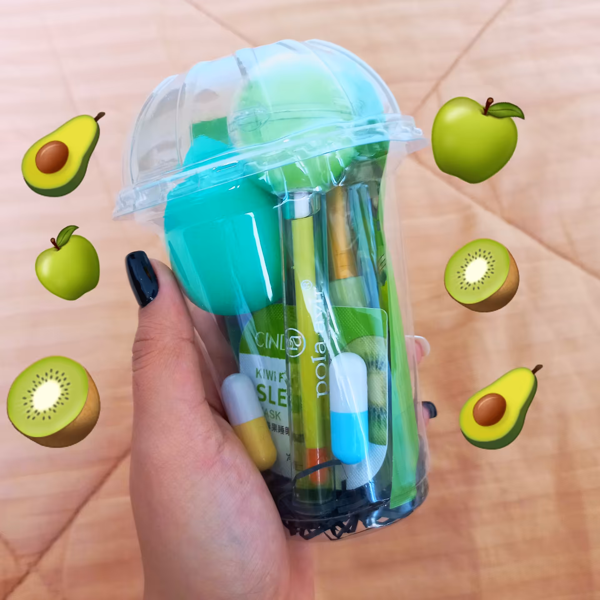 هدیه ولنتاین و تولد دخترانه ارزان و به صرفه با تم رنگی سبز شامل لوازم آرایشی و پوستی 