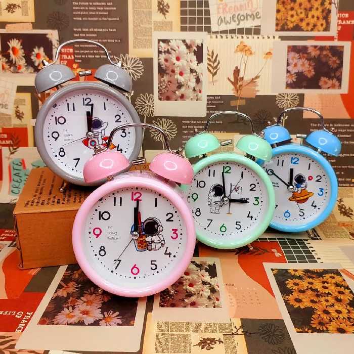 ساعت  فانتزی زنگ دار  دارای رنگبندی  جذاب 