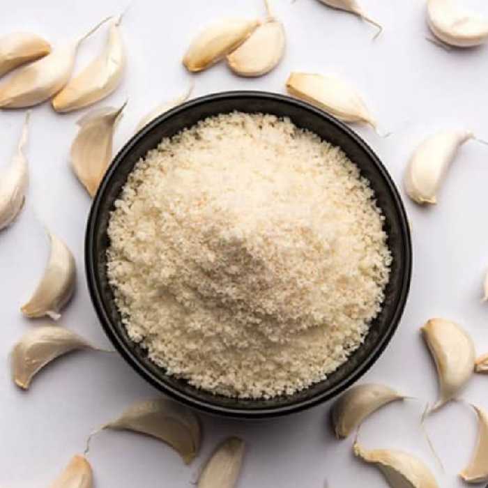 پودر سیر خالص که بعد اسلایس کردن آن ان را آسیاب میکنیم و در جای خشک و خنک نگهداری شود 