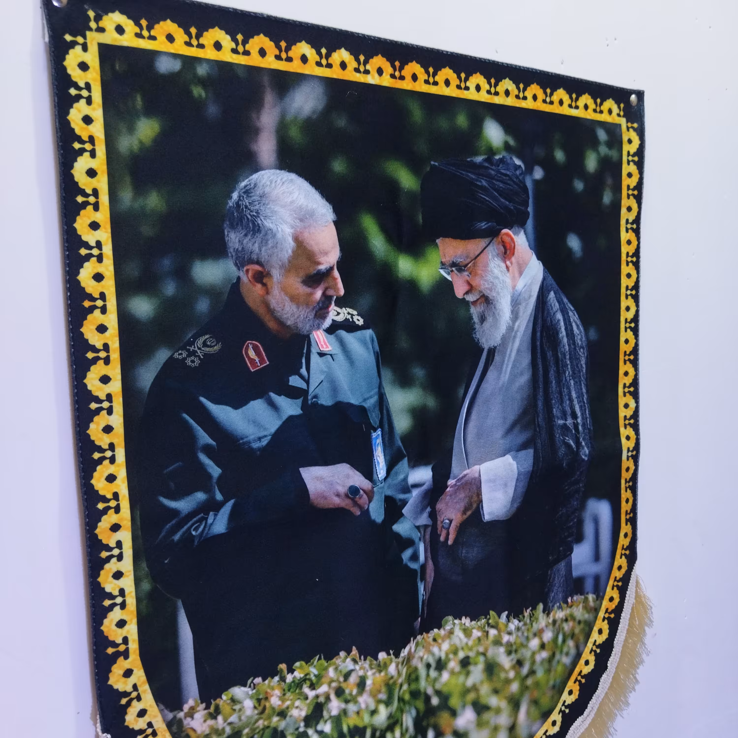 پرچم مخمل سردار و رهبر.عکس سردار سلیمانی و رهبر.پرچم محرم.کتیبه