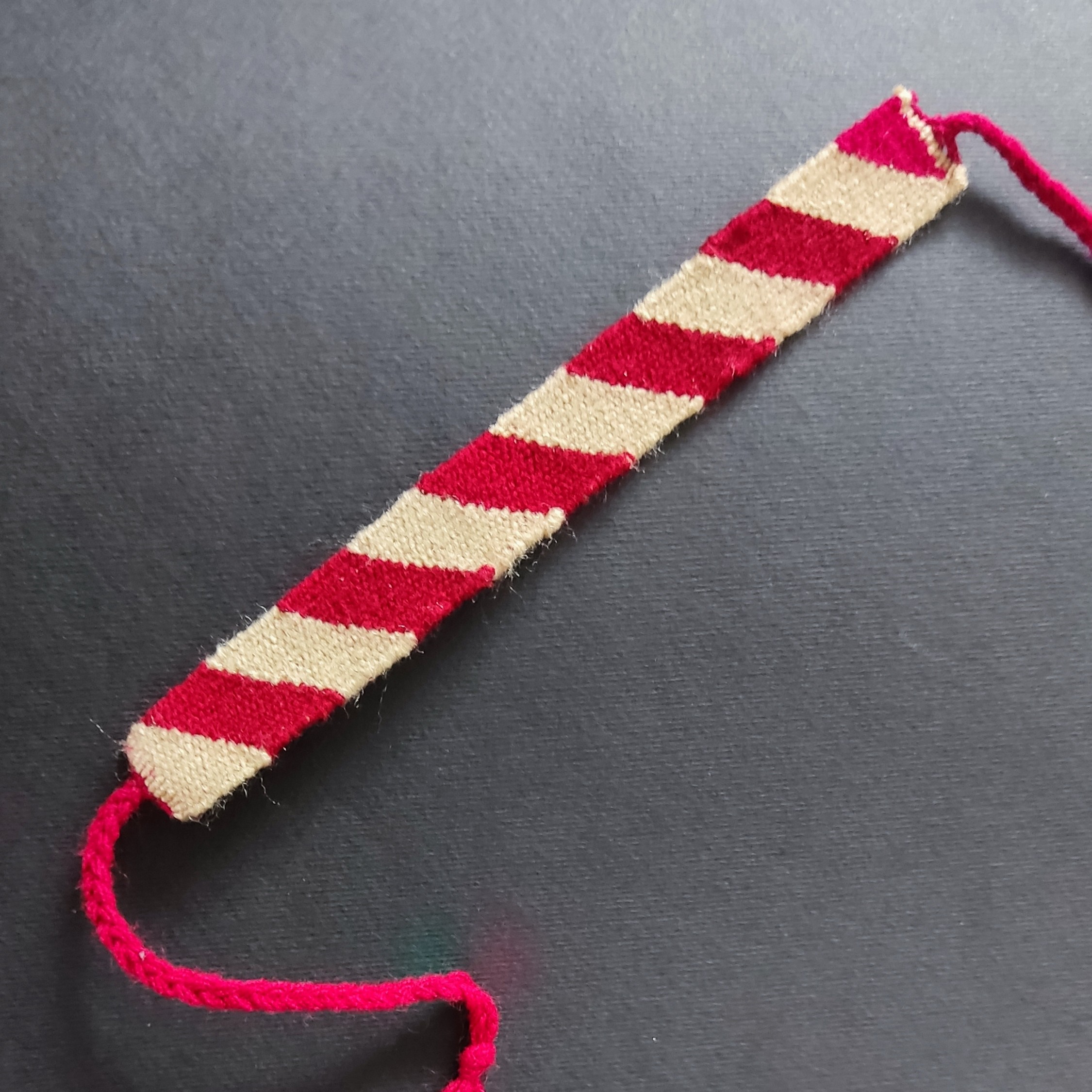 دستبند دوستی _ گلیم بافت _ متریال کاموا _ در رنگبندی گرم 